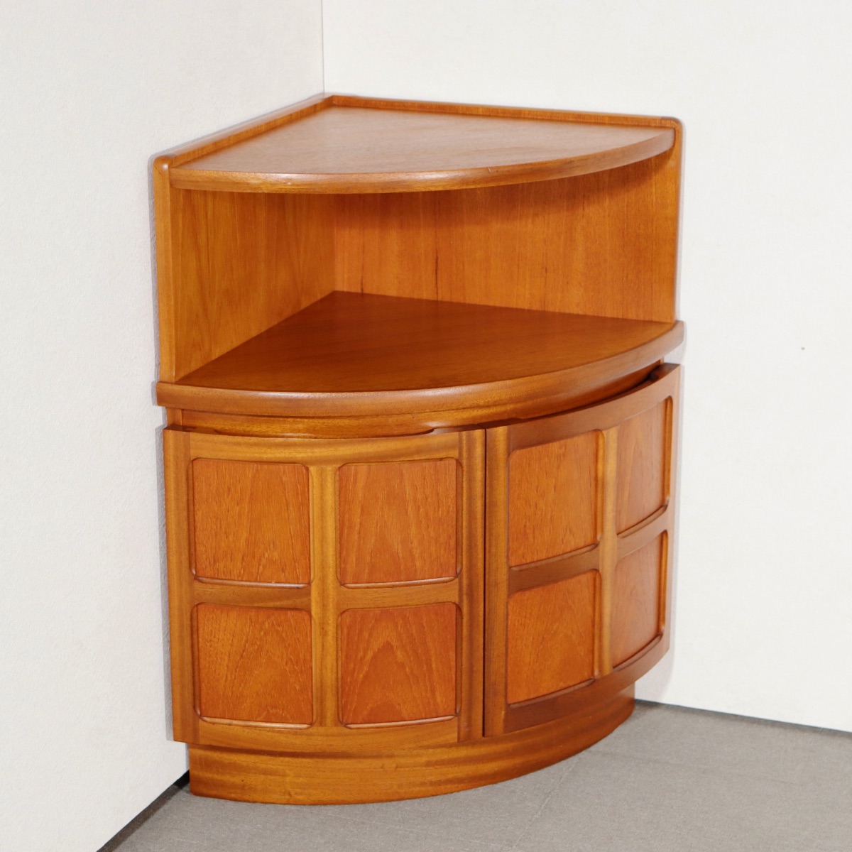 ネイサンNATHAN製コーナーキャビネット。