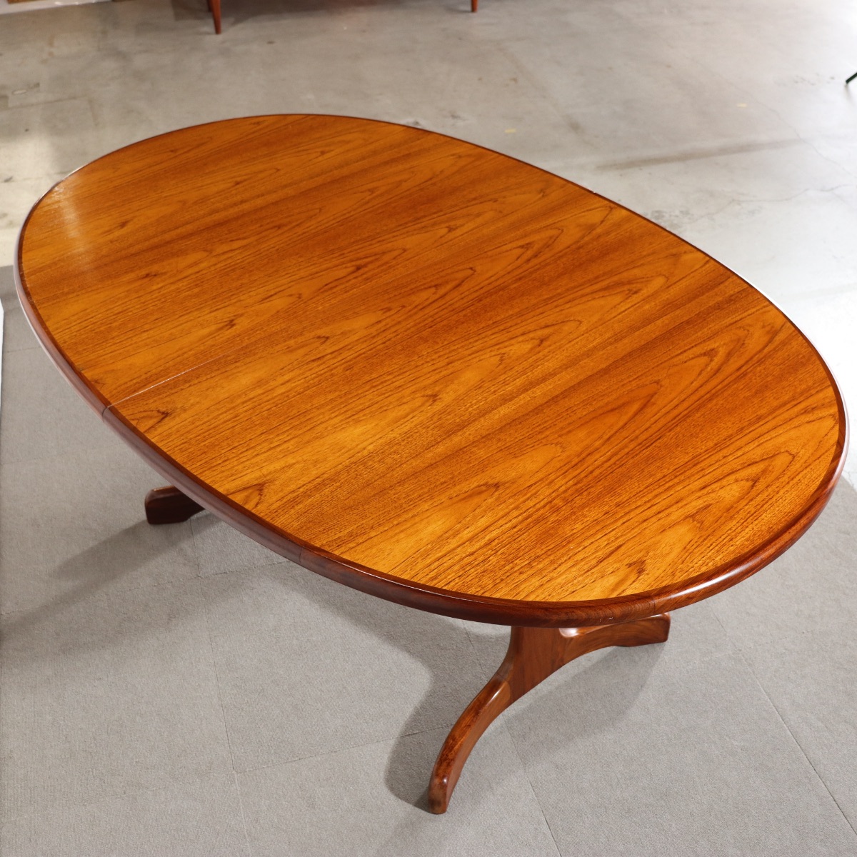 ジープランG-PLANのオーバル型ダイニングテーブル。チーク材の木目が美しい北欧ヴィンテージ。しっかりとメンテナンスされた上質な一台。