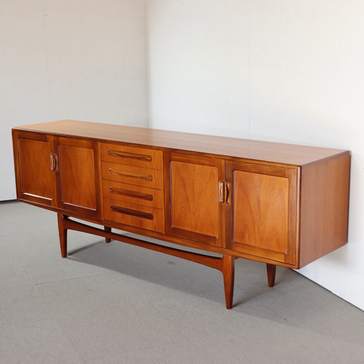 ジープランG-PLAN製サイドボード。通称ロングジョン。