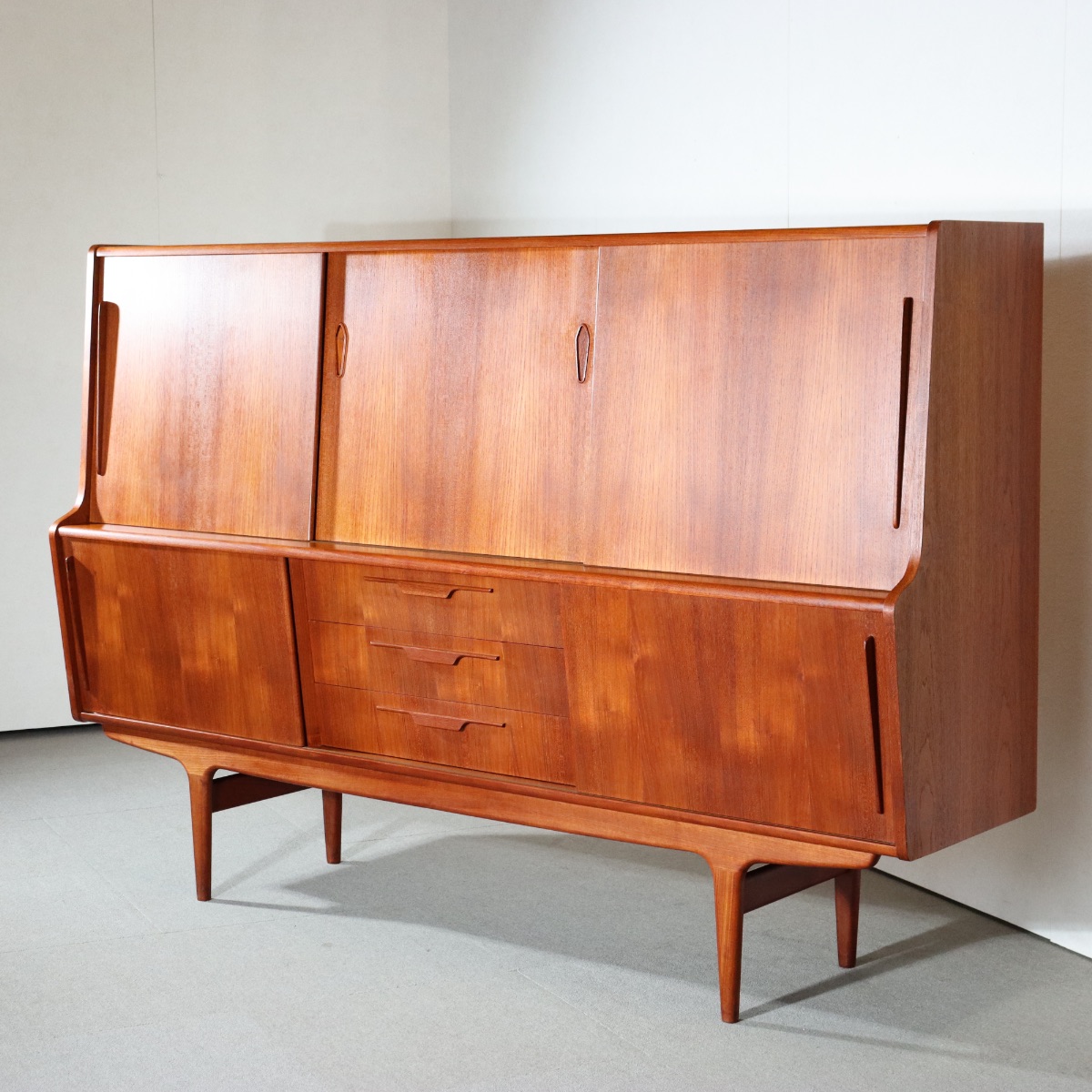 デンマーク製サイドボード。チーク材の滑らかな質感が心地よい北欧ヴィンテージ。穏やかな空気を纏う一台。