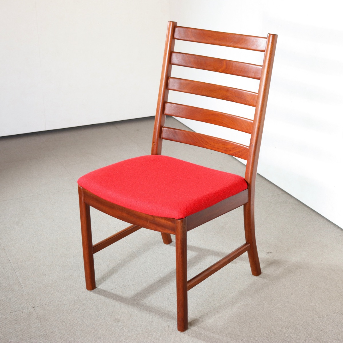 英国ヴィンテージのダイニングチェア。