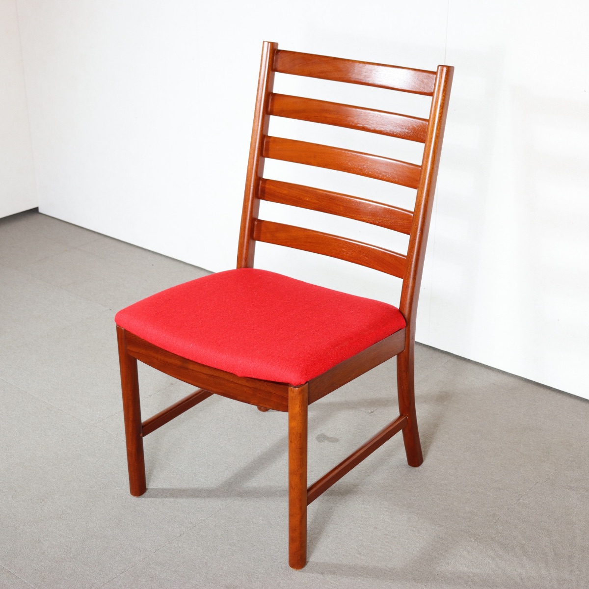 英国ヴィンテージのダイニングチェア。