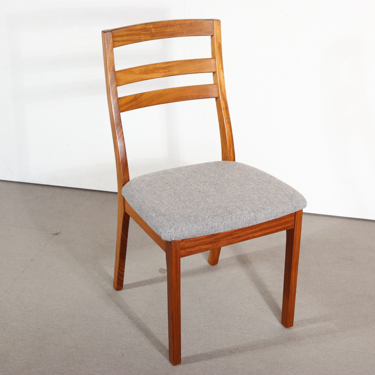 ネイサン製ダイニングチェア。