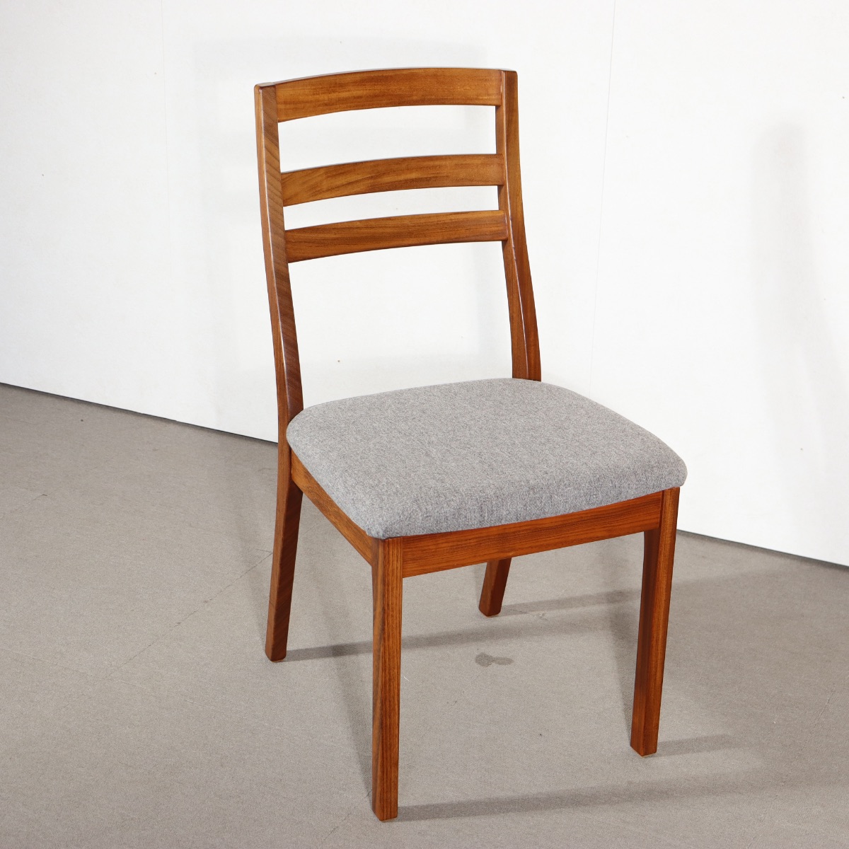 ネイサンNATHAN製ダイニングチェア。