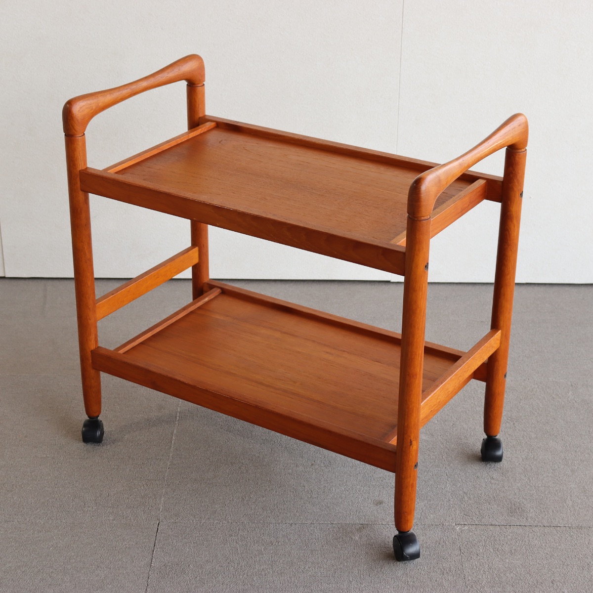 北欧ヴィンテージのチーク材のトロリー
