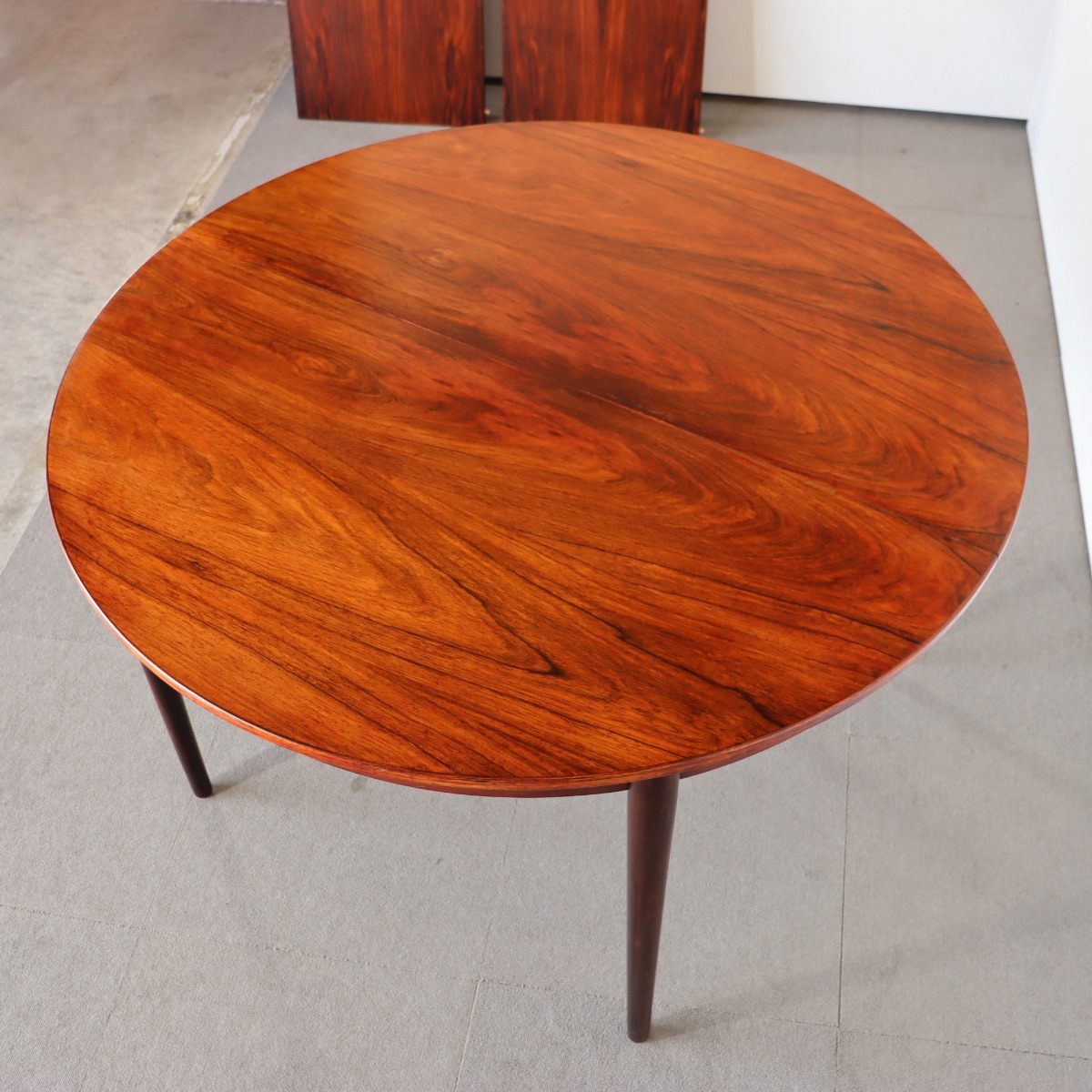 デンマーク製のラウンドダイニングテーブル。自然な経年の艶が魅力の北欧ヴィンテージ。ローズウッドの美しさを素直に味わえる一台。