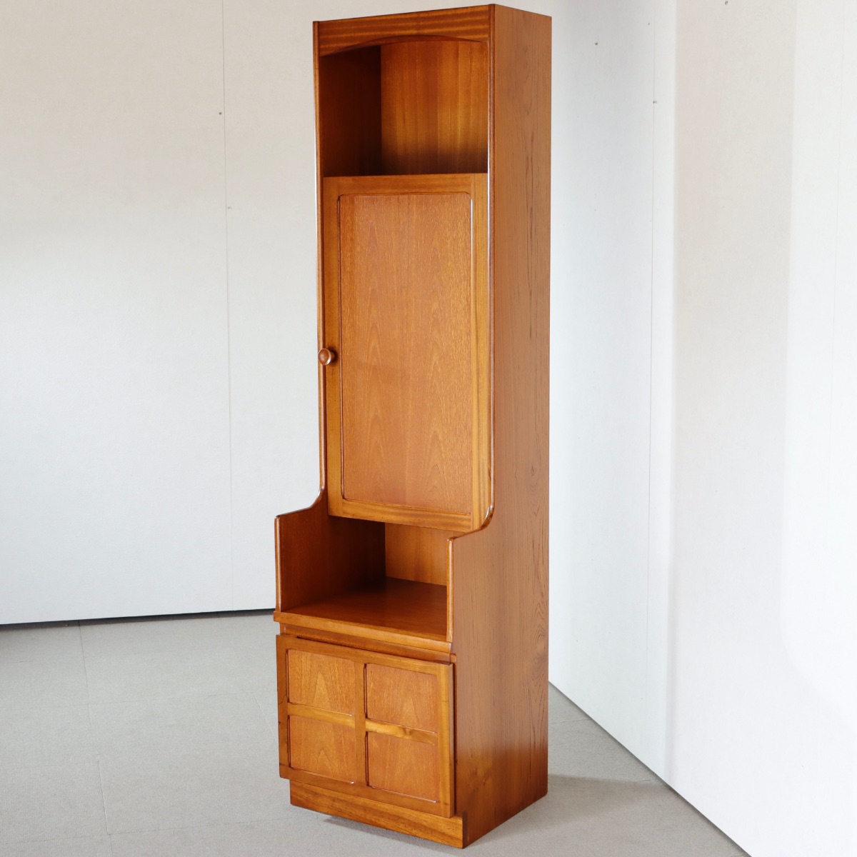 ネイサンNATHANのトールキャビネット。チーク材の木目が豊かに映える北欧ヴィンテージ。穏やかな存在感。