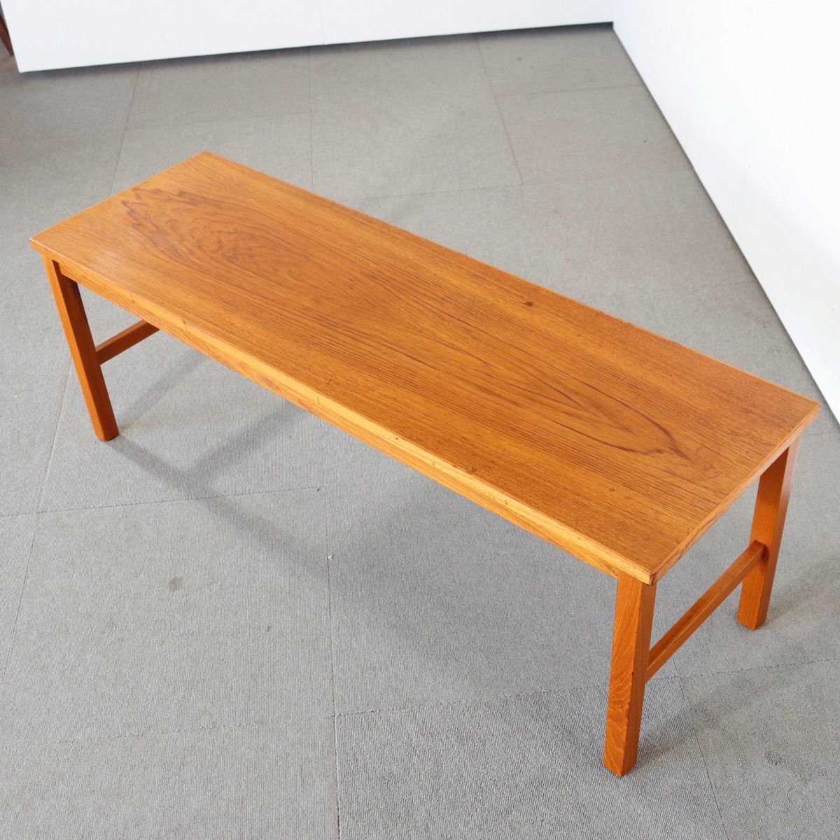 デンマーク製のコーヒーテーブル。時間を重ねて深みを増したチーク材。北欧ヴィンテージらしい静かな美しさ。