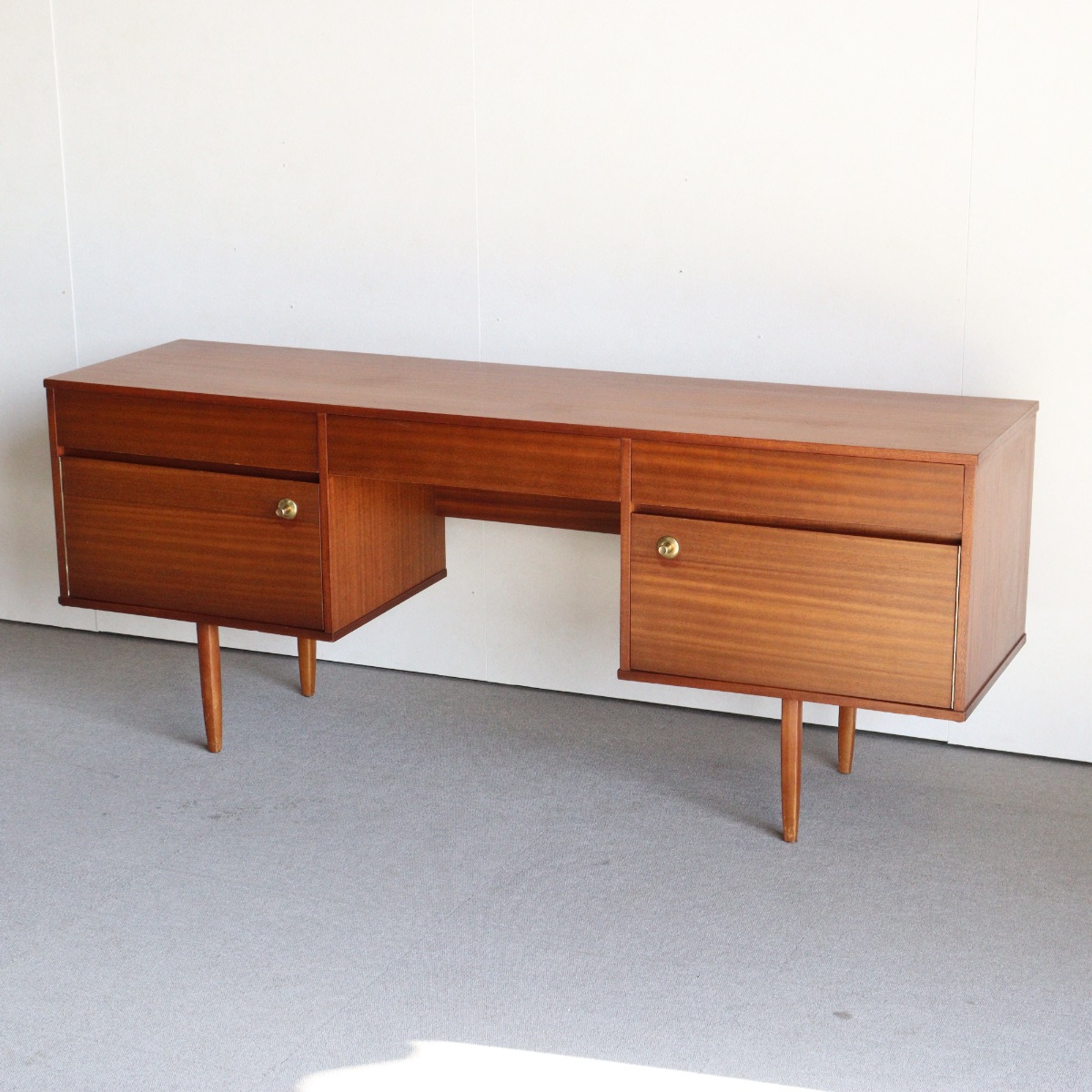 アヴァロンAVALONのデスク