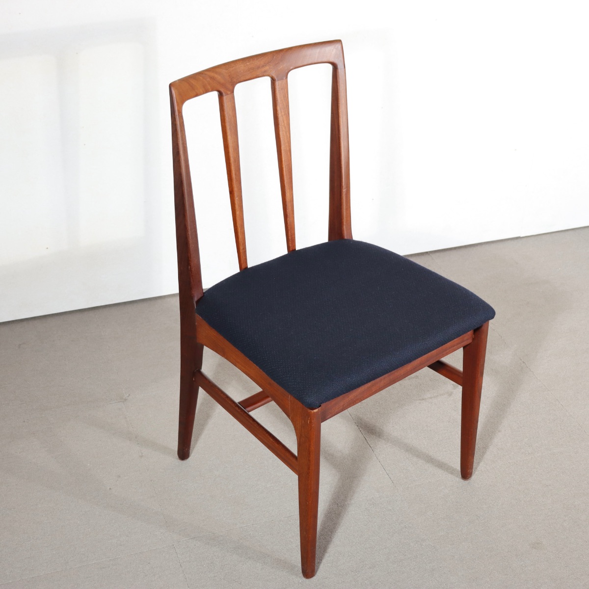 youngerのダイニングチェア。チーク材の落ち着いた表情が印象的な北欧ヴィンテージ。静かな一台。