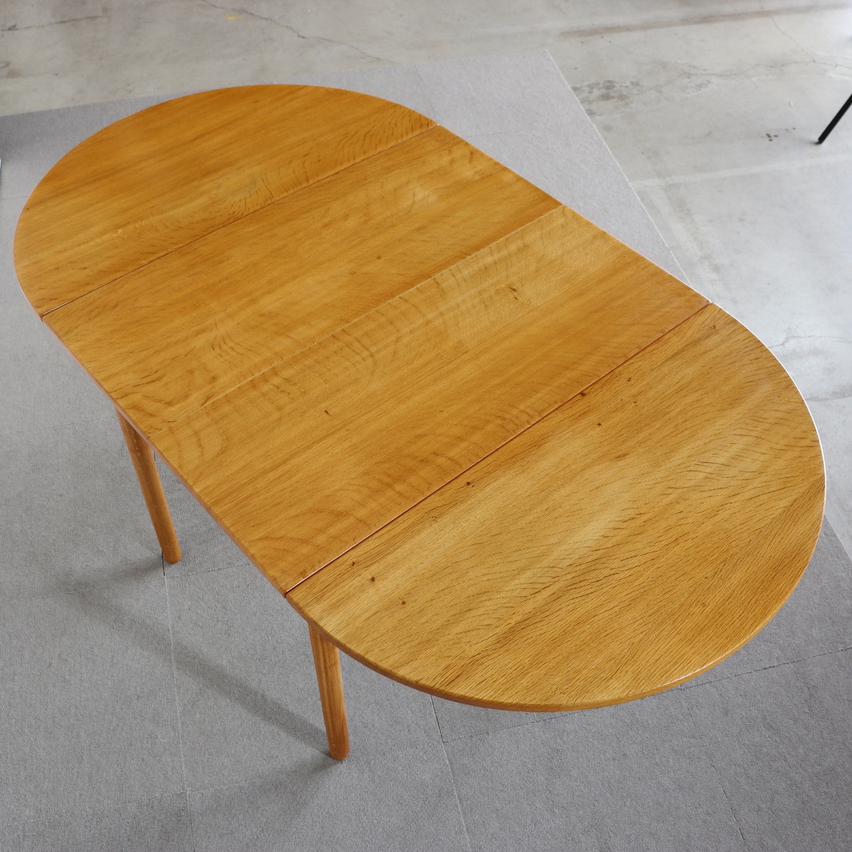 デンマーク製の楕円形の拡張式ダイニングテーブル。深みのあるチーク材が映える北欧ヴィンテージ。静寂を感じる上質な佇まい。