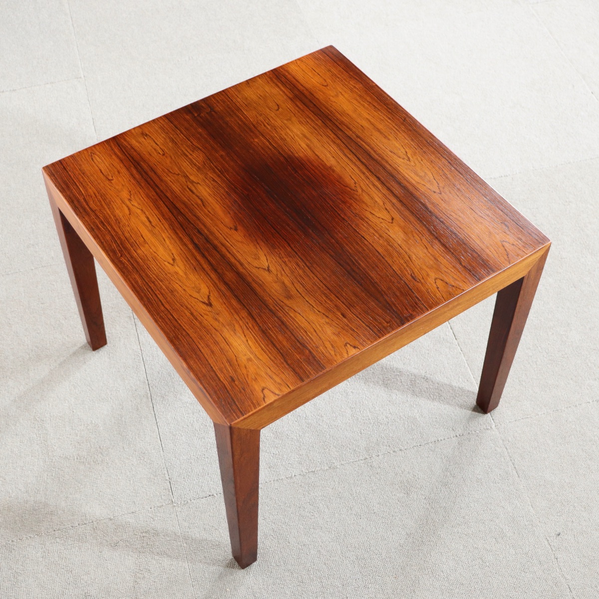 デンマーク製のサイドテーブル。ローズウッドの滑らかな質感が心地よい北欧ヴィンテージ。穏やかな空気を纏う一台。
