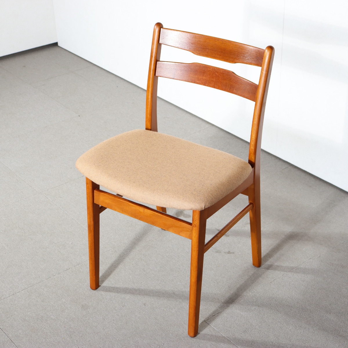デンマーク製ダイニングチェア。木の温度を感じるチーク材北欧ヴィンテージ。柔らかな空気を纏う。