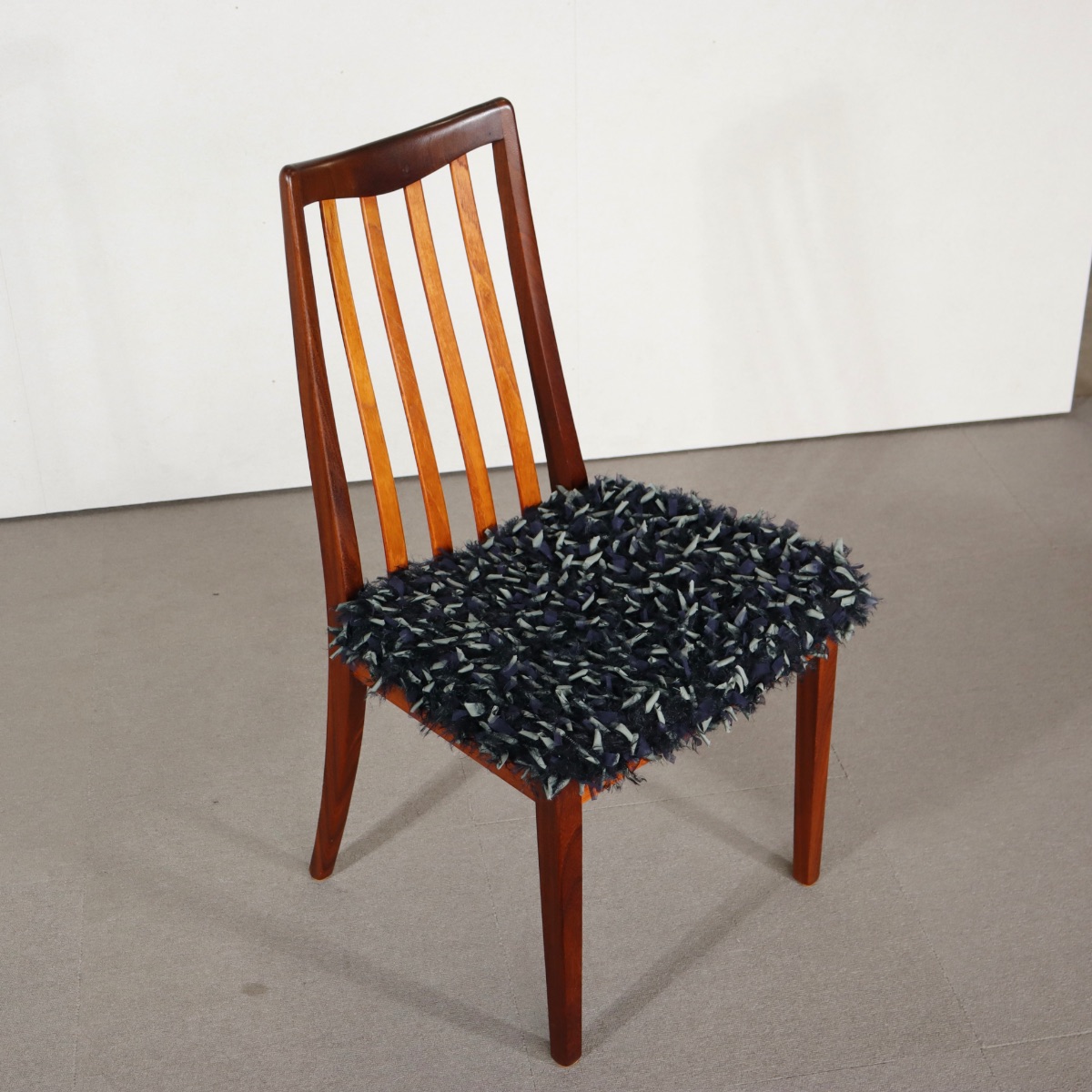 ジープランG-PLANのダイニングチェア。経年の風合いが美しいチーク材の北欧ヴィンテージ。落ち着いた空気を纏う一台。