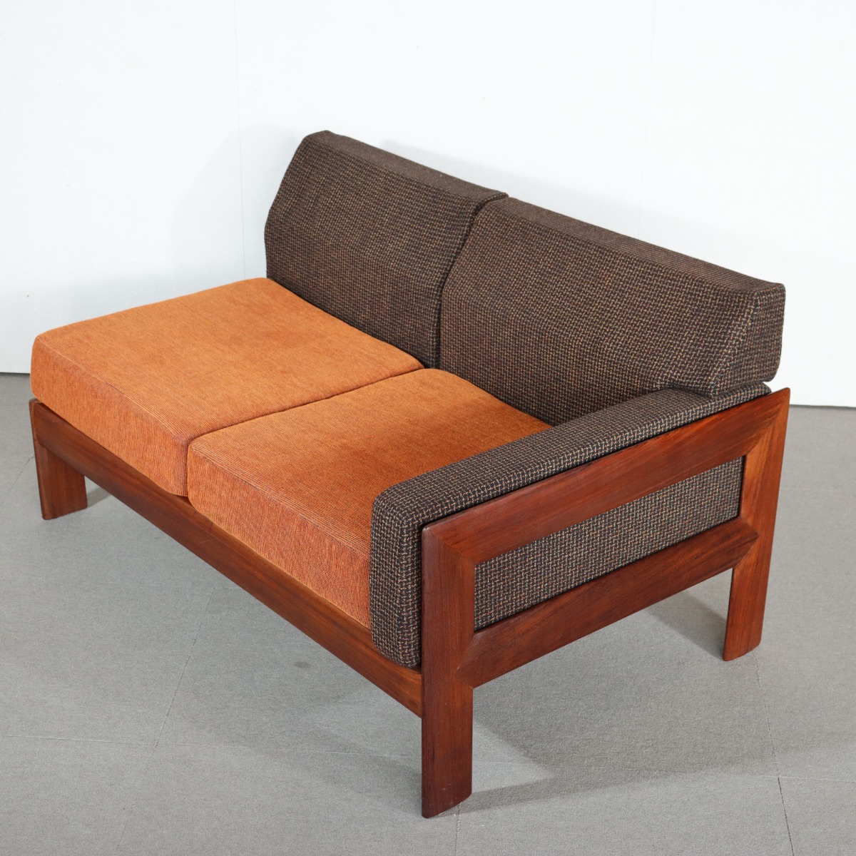 英国ヴィンテージの二人掛けソファ。深みのあるチーク材が印象的な北欧ヴィンテージ。静かな存在感を放つ美しい佇まい。