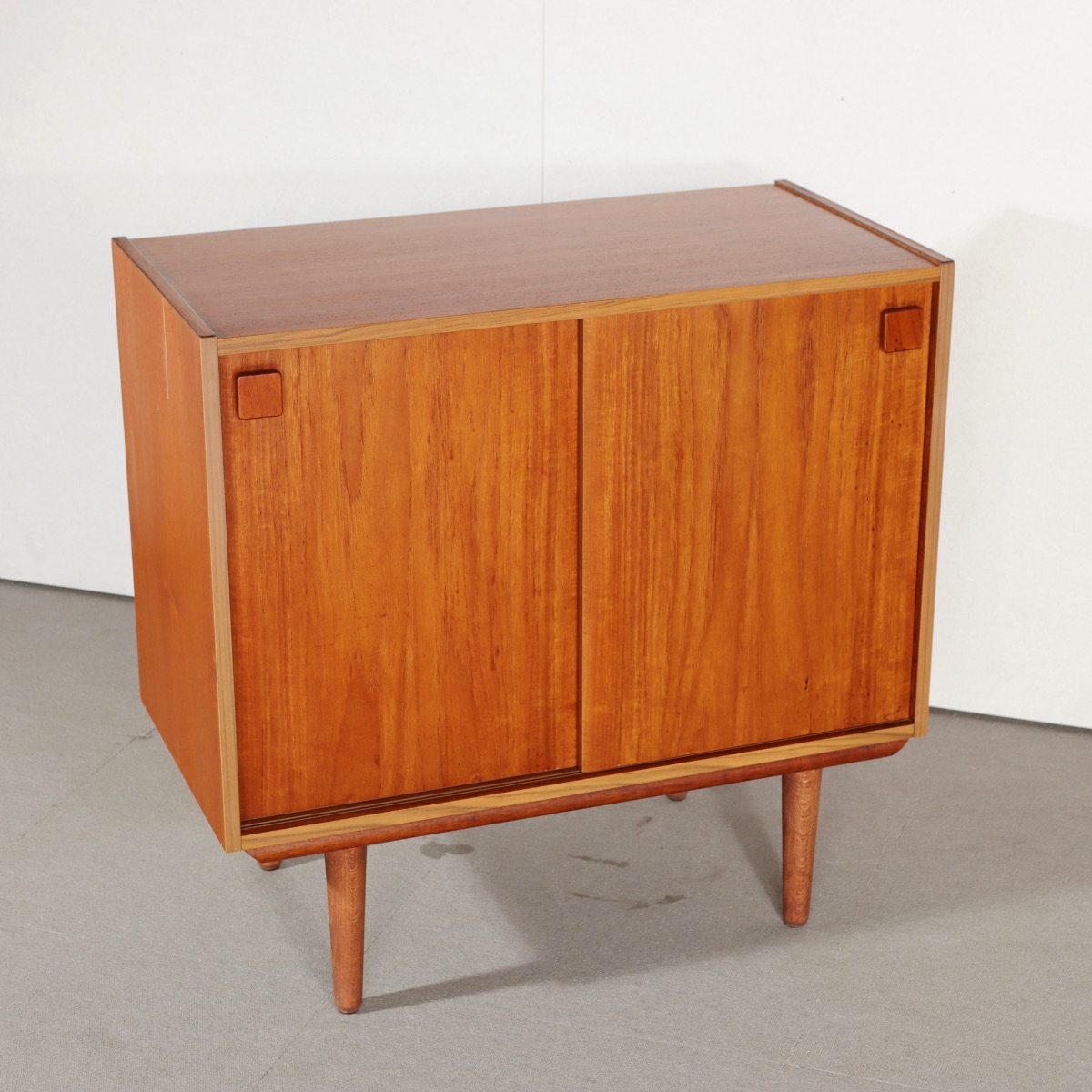 デンマーク製キャビネット。木の質感を活かしたチーク材北欧ヴィンテージ。自然体の上質さ。