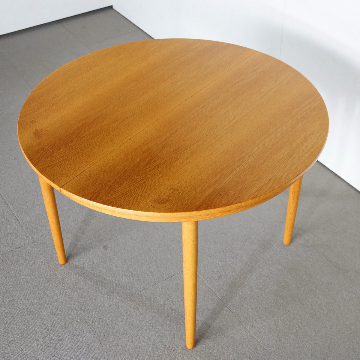 デンマーク製のヴィンテージラウンドダイニングテーブル。上品な木目と優しい艶をまとった北欧ヴィンテージ。