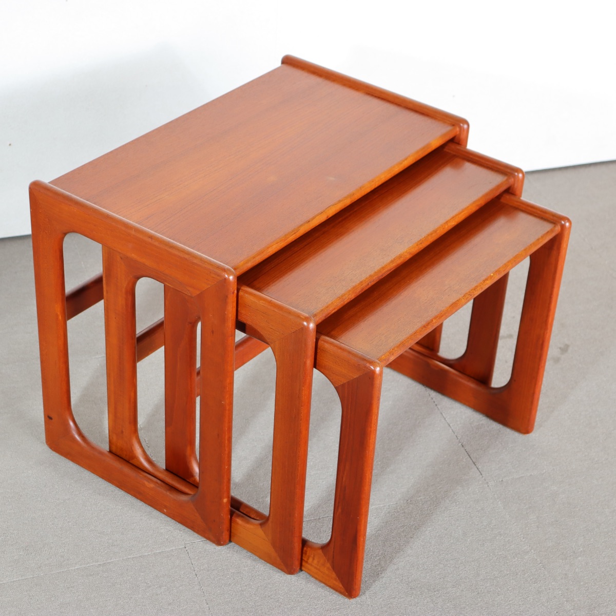 デンマーク製ネストテーブル。木の質感を活かしたチーク材北欧ヴィンテージ。自然体の上質さ。