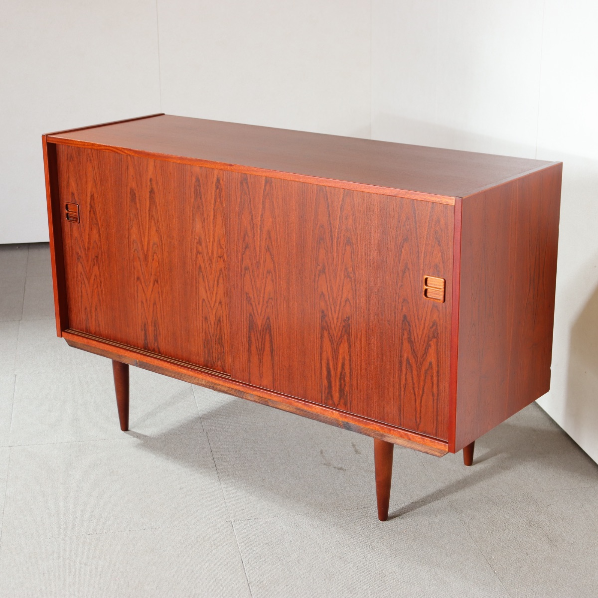 デンマーク製サイドボード。チーク材の木目が静かに語る北欧ヴィンテージ。穏やかな美しさ。