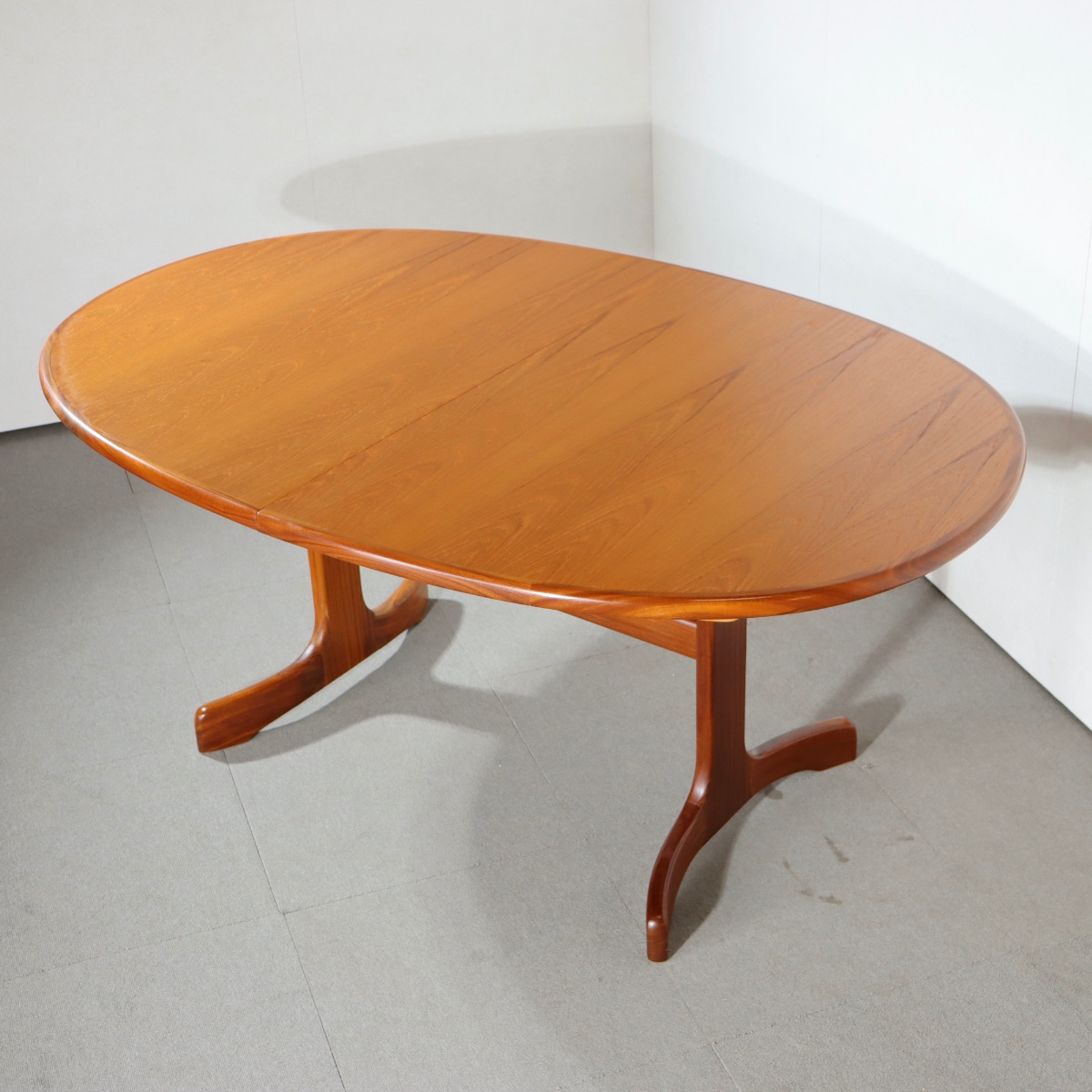 ジープランG-PLANのダイニングテーブル。楕円形。チーク材の落ち着いた色味が空間を整える。