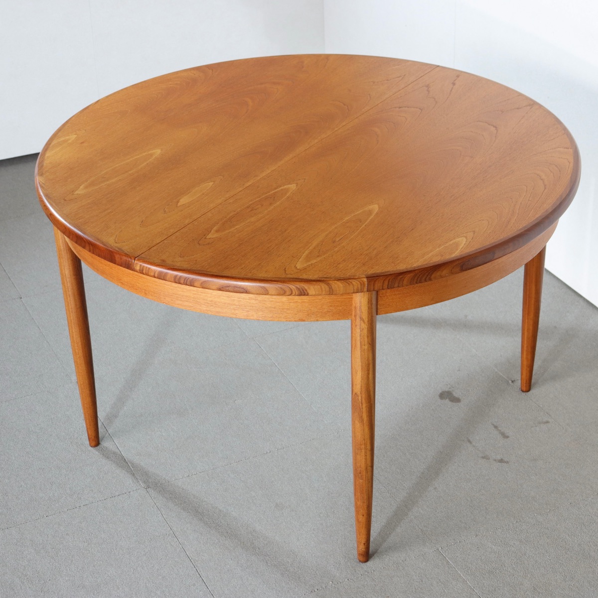 ジープランG-PLANラウンドダイニングテーブル。木の個性を感じるチーク材北欧ヴィンテージ。自然な美しさ。