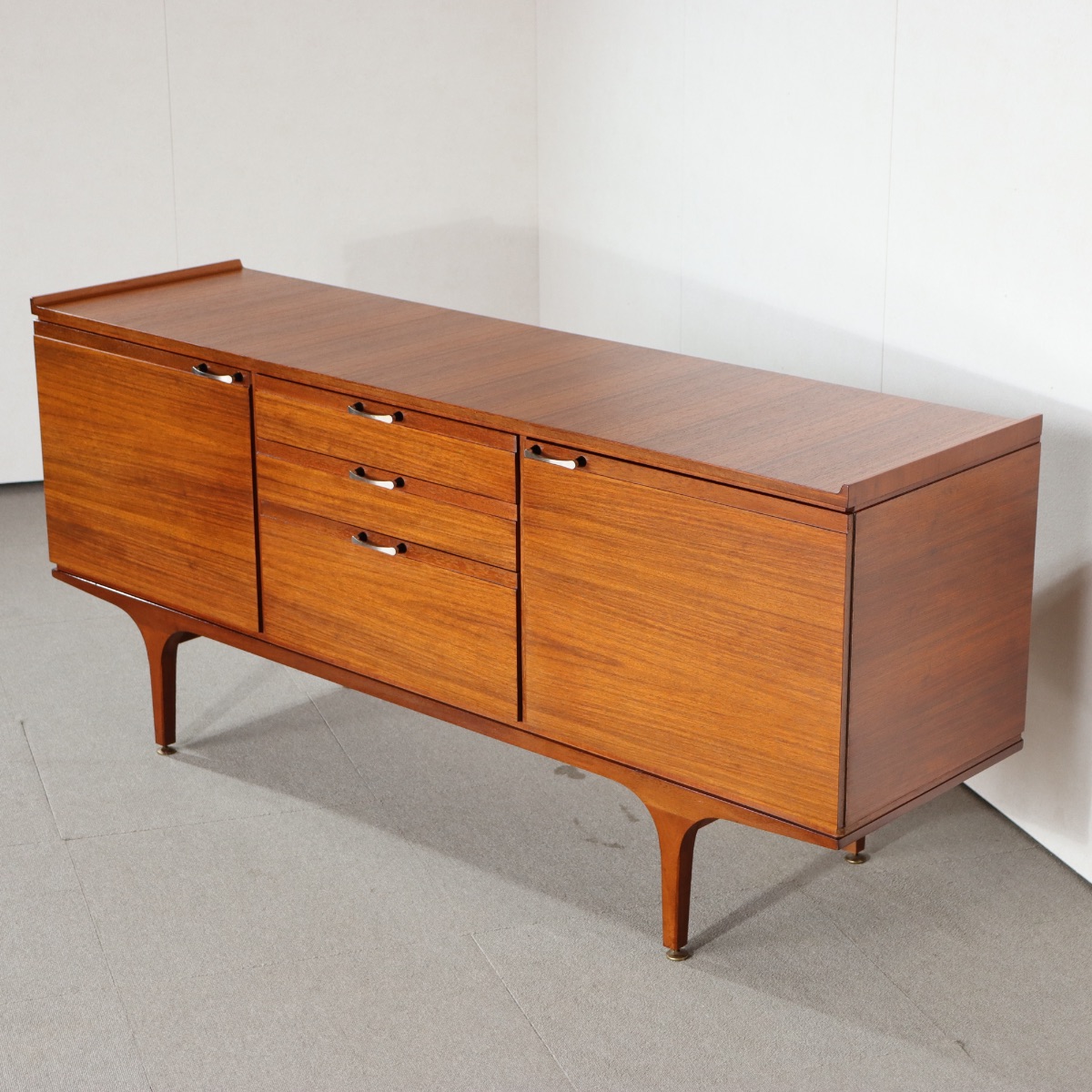 メレデューMEREDEWサイドボード。深みある色合いが美しいチーク材北欧ヴィンテージ。落ち着いた印象。