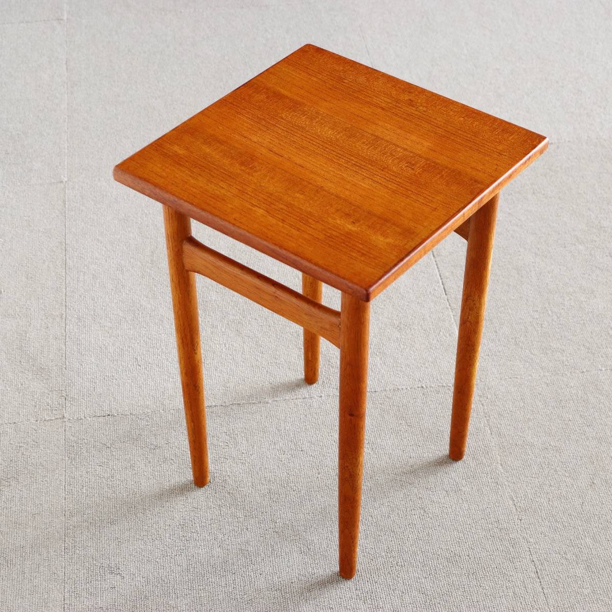 デンマーク製コーヒーテーブル。チーク材の豊かな木目が魅力の北欧ヴィンテージ。静かに時を重ねた深みがある。