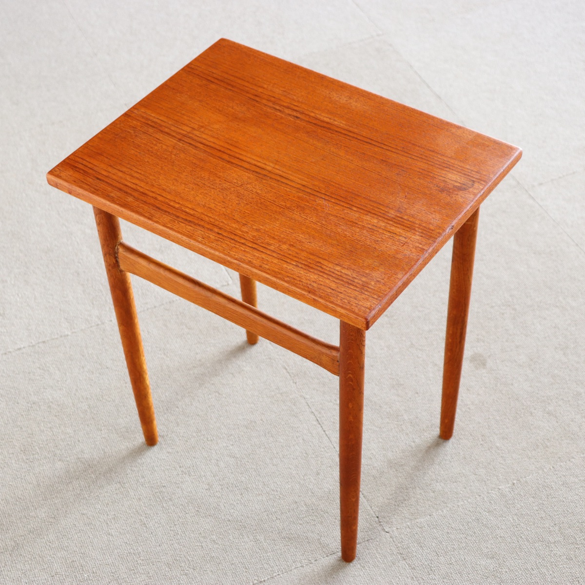 デンマーク製コーヒーテーブル。自然な艶と温かみが魅力の北欧ヴィンテージ。チーク材の美しさが際立つ一台。