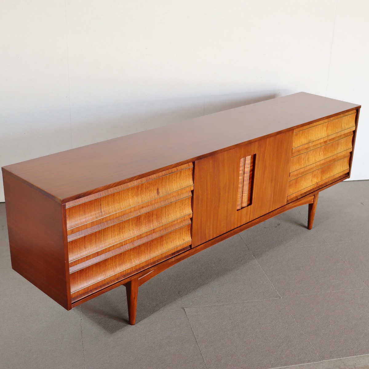 エリオッツオブニューベリーのサイドボード。チーク材の深い色味が魅力の北欧ヴィンテージ。時間を感じる佇まい。