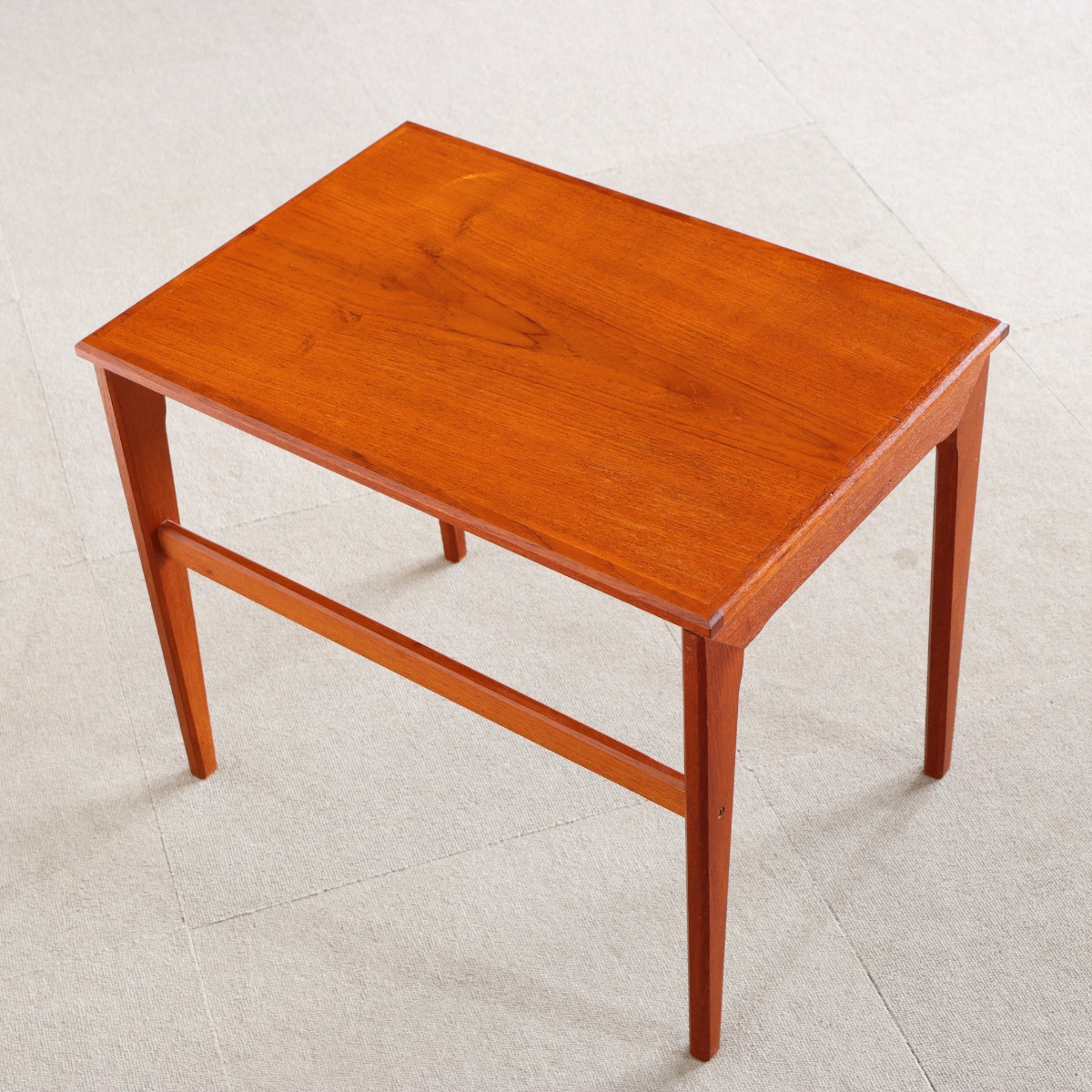 デンマーク製コーヒーテーブル。経年の風合いが美しいチーク材の北欧ヴィンテージ。落ち着いた空気を纏う一台。