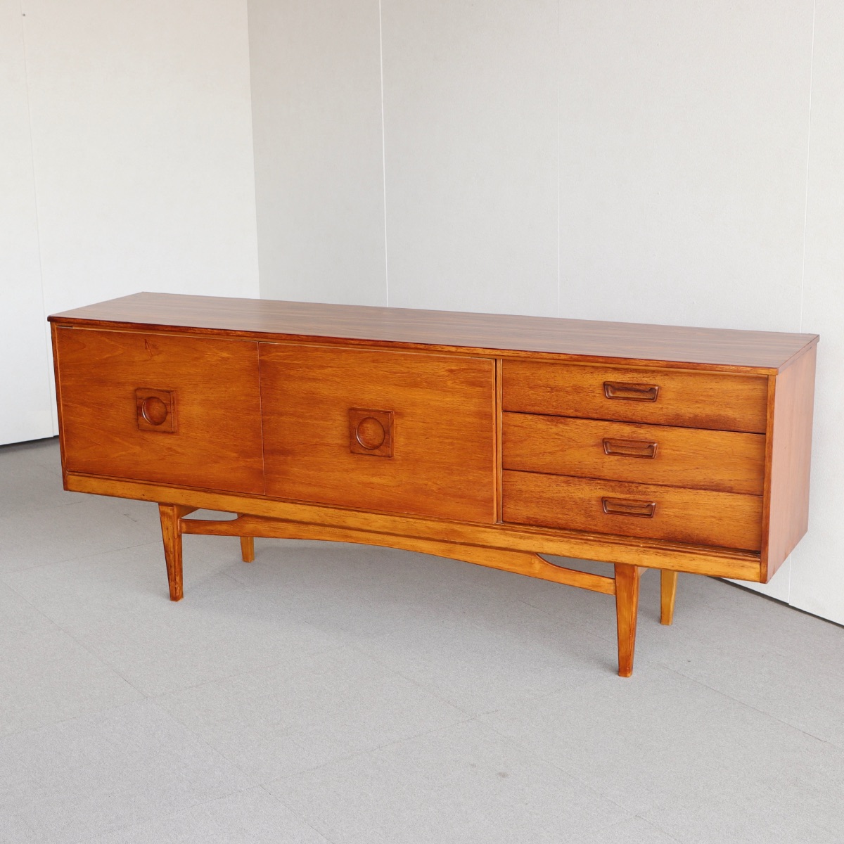 英国ヴィンテージのサイドボード