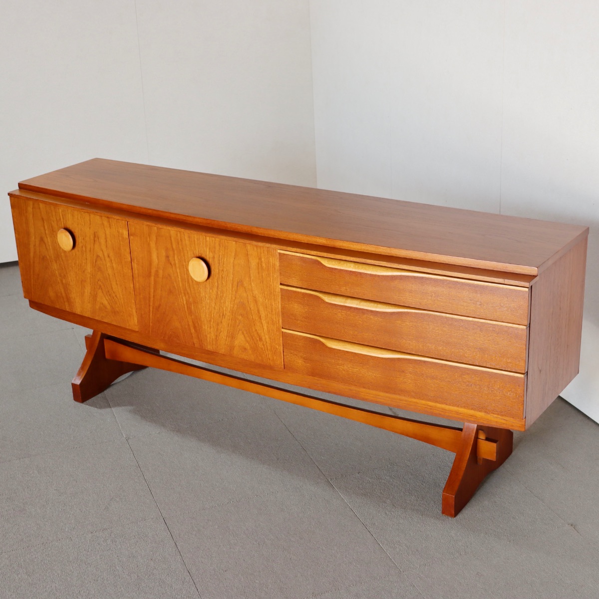 ビューティリティbeautilityサイドボード。チーク材の木目が穏やかに浮かぶ北欧ヴィンテージ。上質な一台。