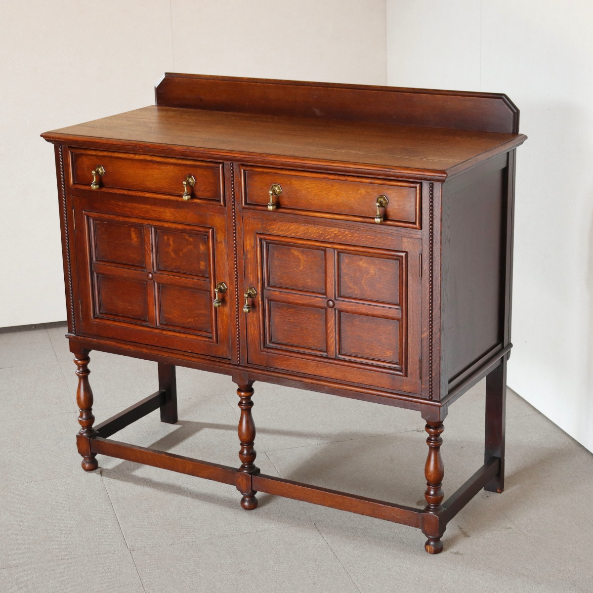 1930年代のサイドボード。オーク材の木目が静かな印象。