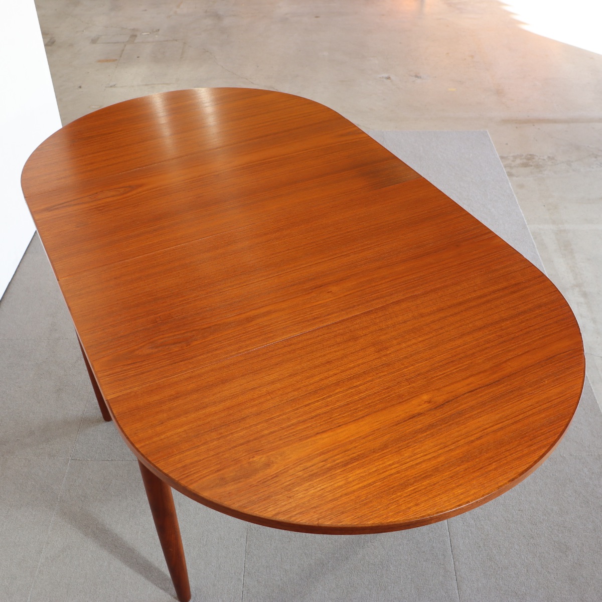 デンマーク製拡張式ダイニングテーブル。チーク材の木目が美しい北欧ヴィンテージ。時を重ねても輝きを失わない上質な一台。