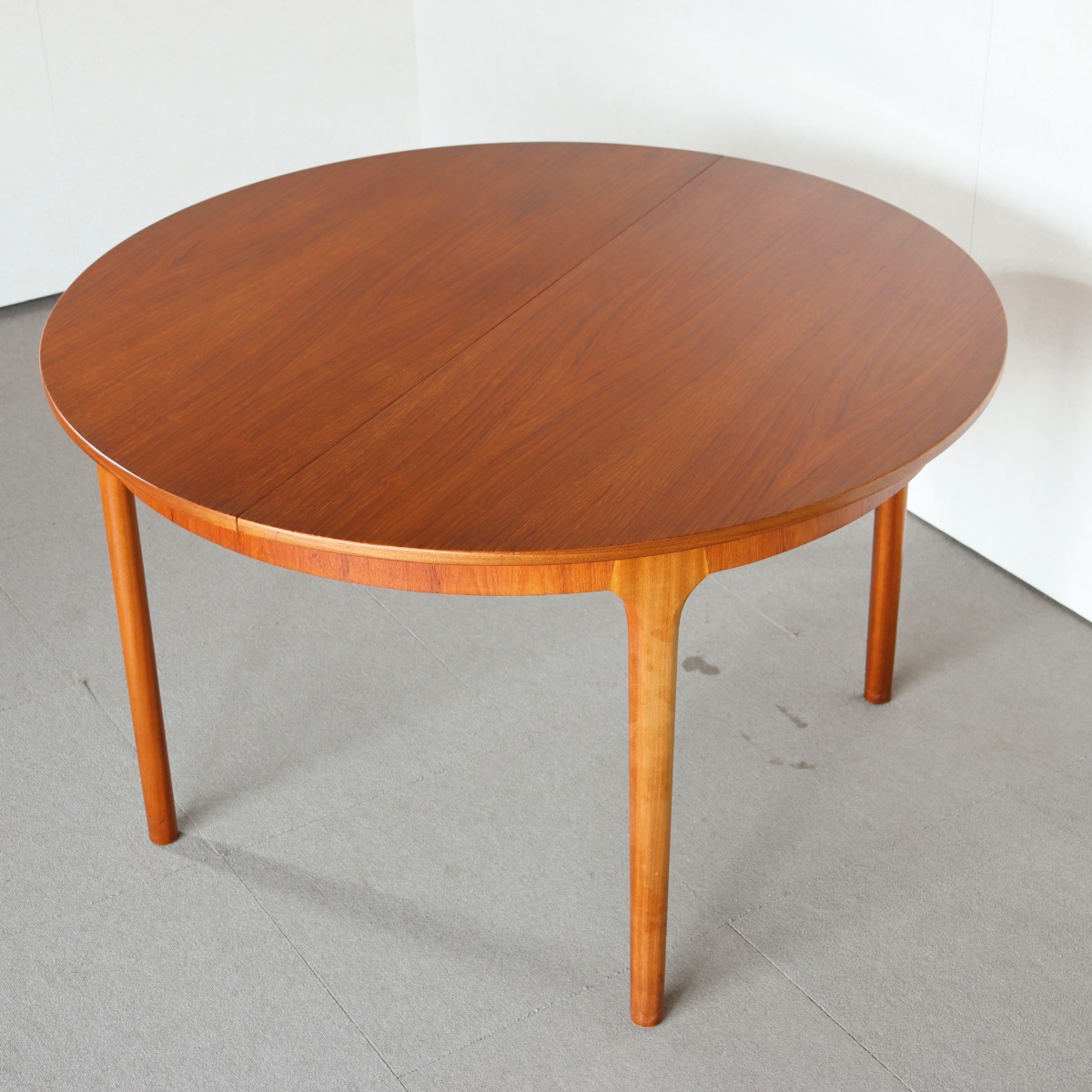 マッキントッシュMcIntoshラウンドダイニングテーブル。深みある艶を纏うチーク材北欧ヴィンテージ。落ち着いた美しさ。