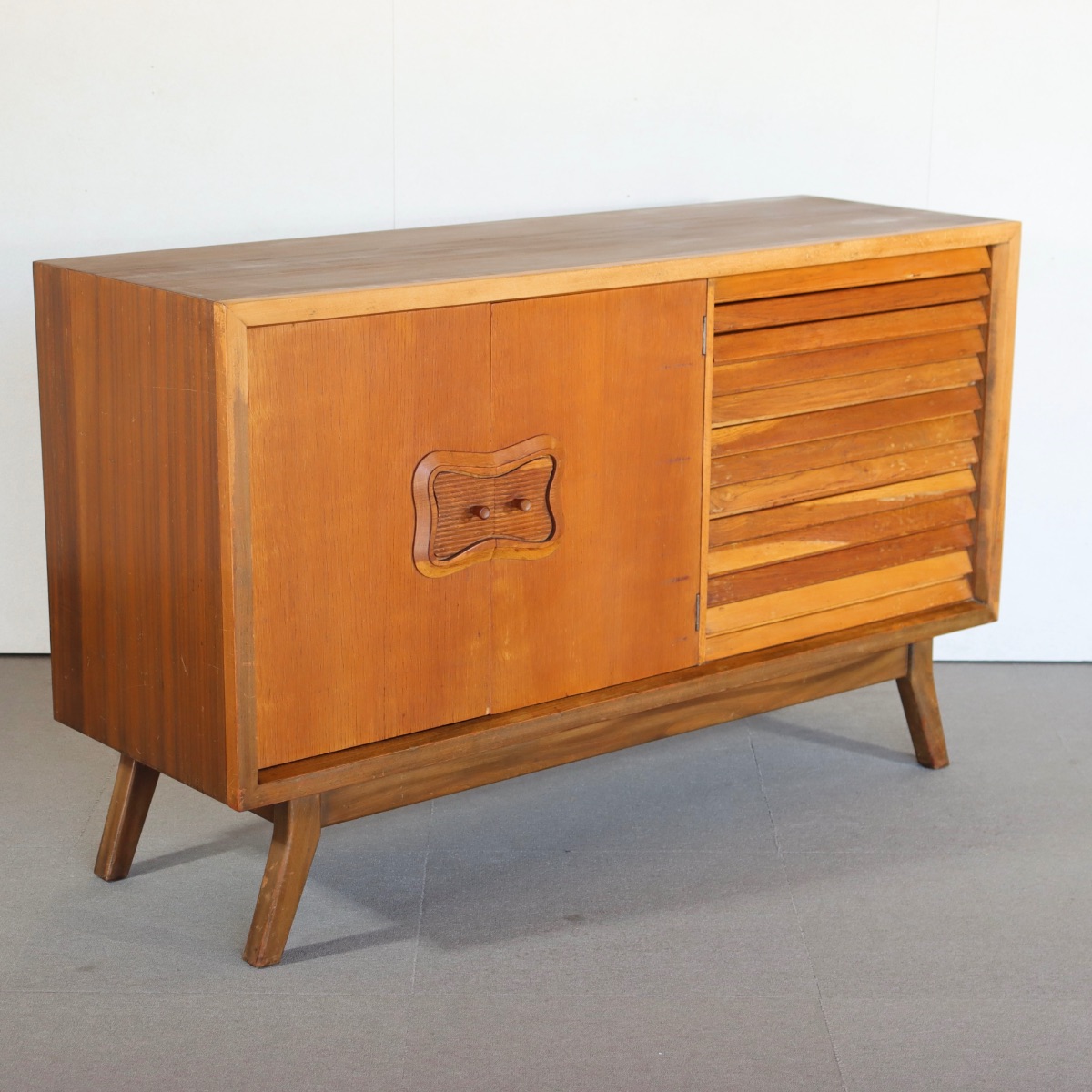 １９５０年代製サイドボード。オーク材の上品な木目が印象的なヴィンテージ。静かに時を刻む美しい家具。