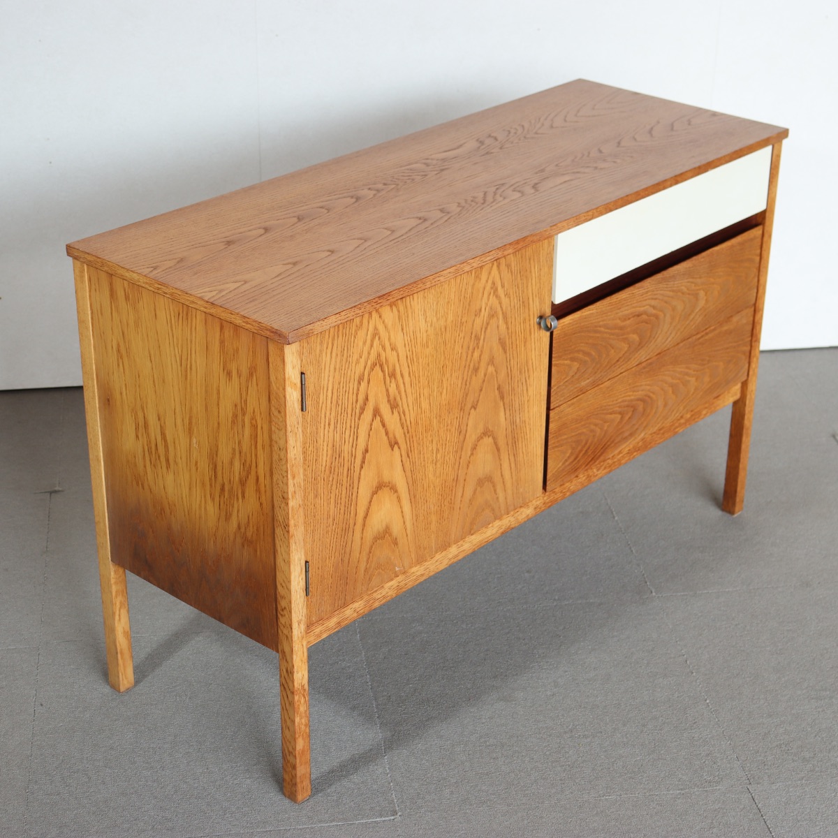 ジープランG-PLANキャビネット。 木の温もりが伝わるオーク材北欧ヴィンテージ。自然体の魅力。