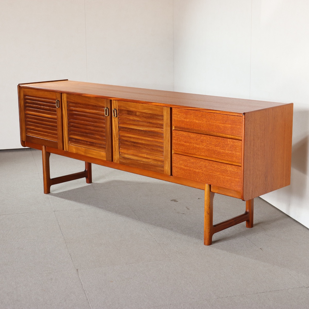 マッキントッシュのサイドボード。深みある艶を纏うチーク材北欧ヴィンテージ。落ち着いた美しさ。