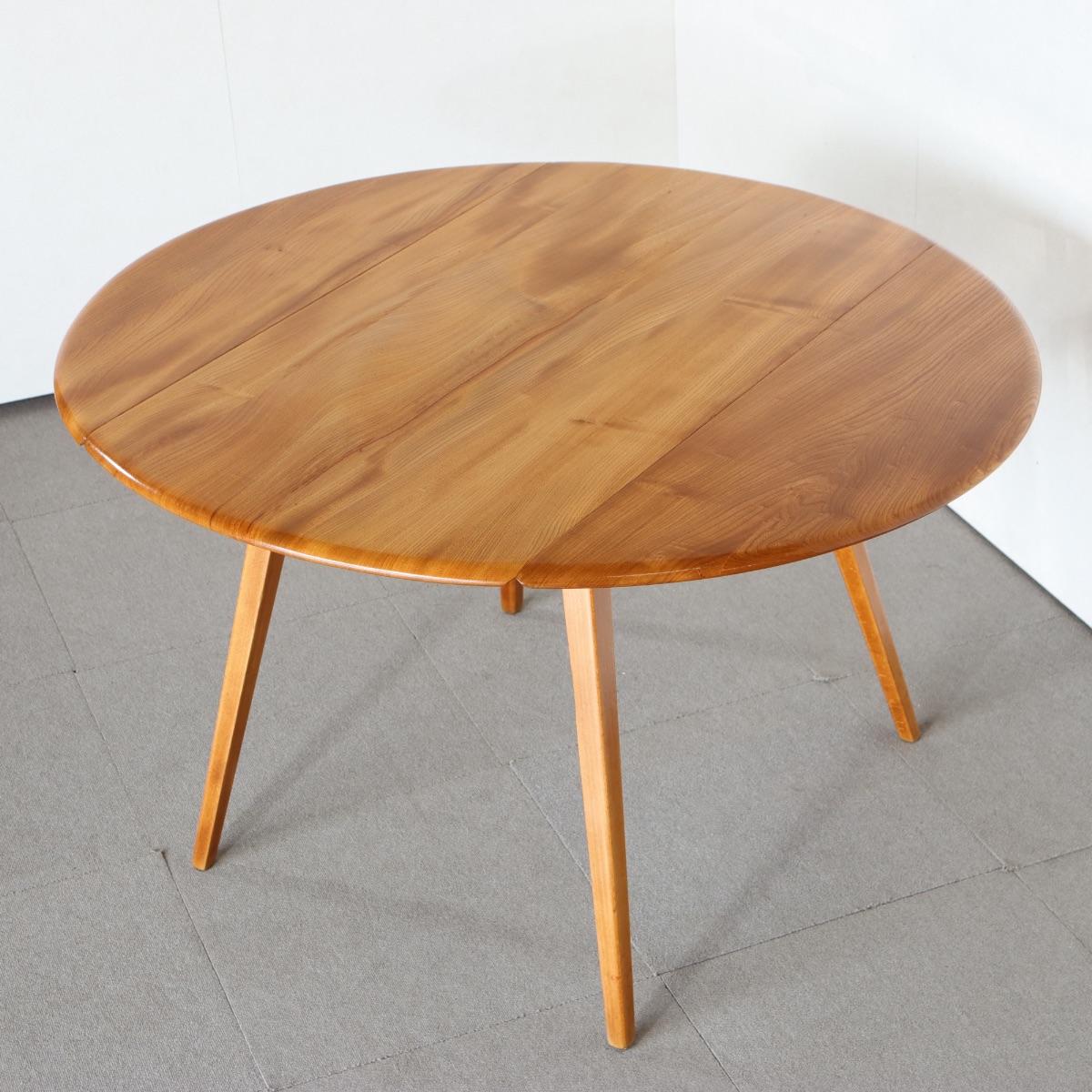 アーコールのダイニングテーブル。 木の質感が心地よい北欧ヴィンテージ。穏やかな佇まい。