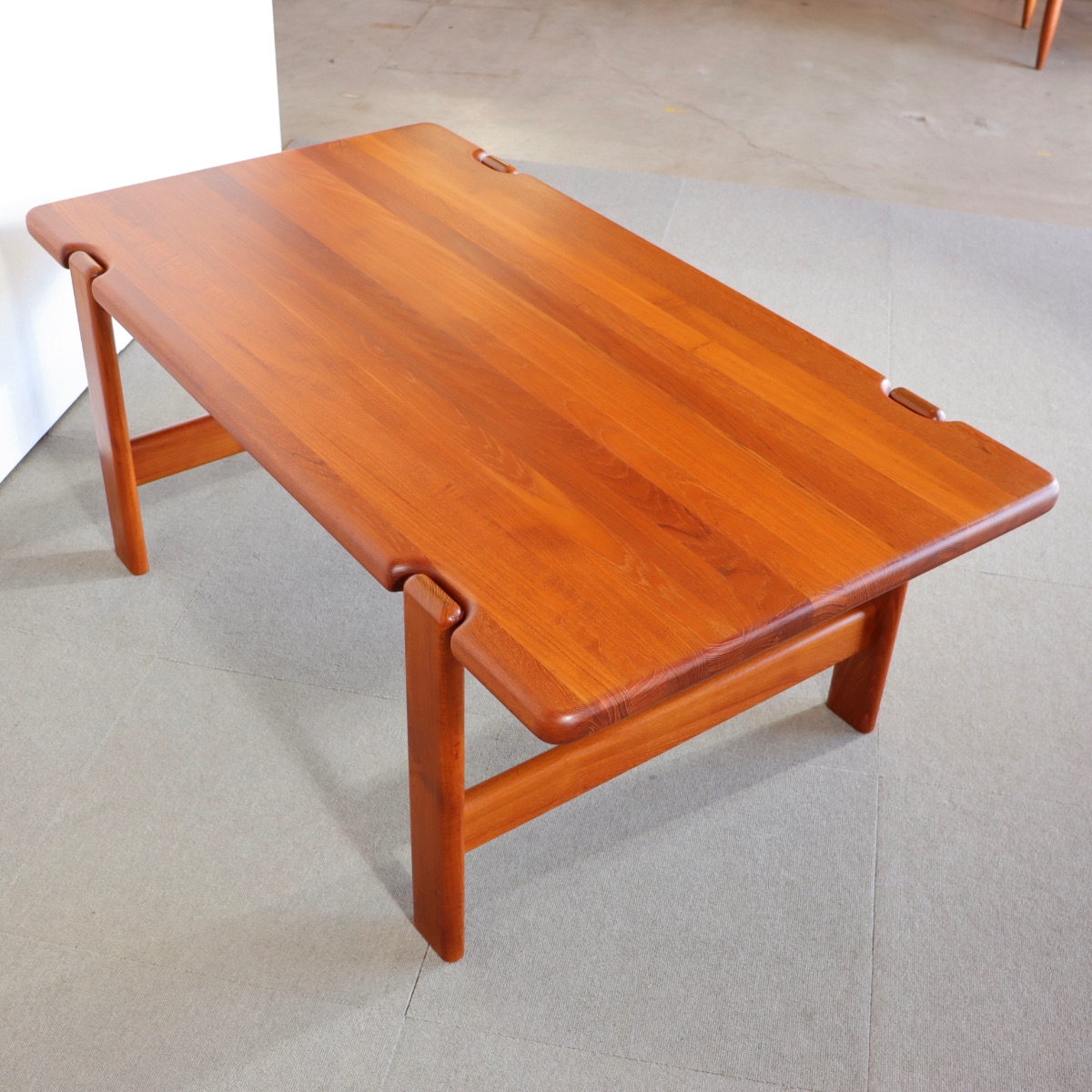 デンマーク製コーヒーテーブル。穏やかなチークの木目が美しい北欧ヴィンテージ。時間が磨いた艶が印象的。