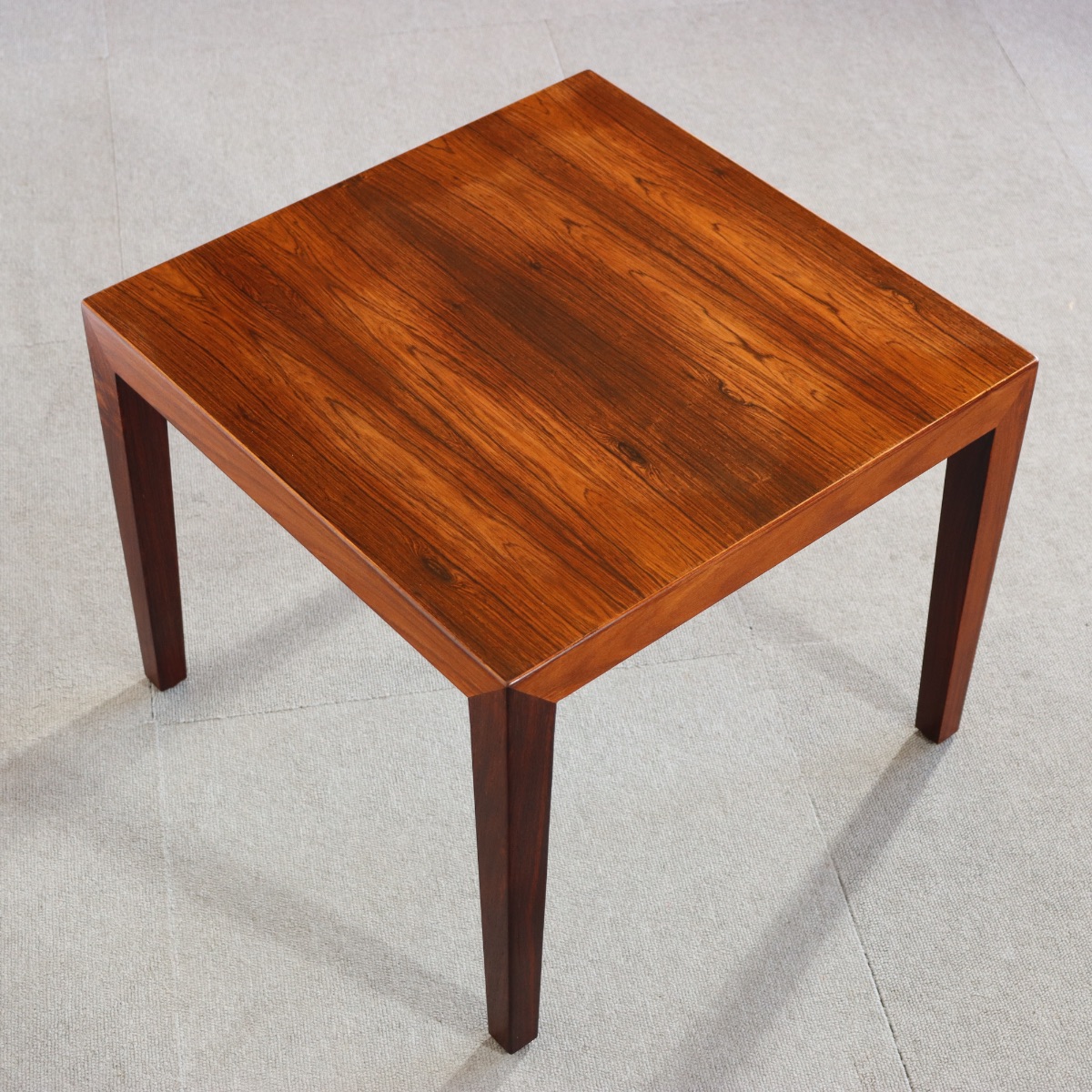 デンマーク製コーヒーテーブル。チーク材の木目が織りなす表情が魅力の北欧ヴィンテージ。経年の味わいを楽しめる。