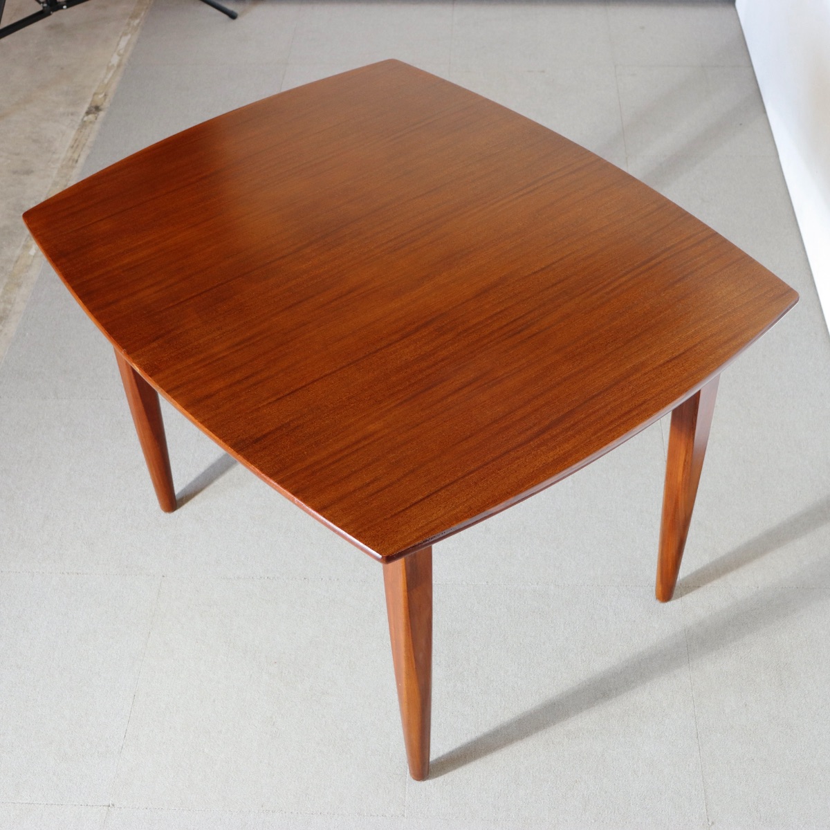 エリオッツオブニューベリーのダイニングテーブル。木材の自然な色合いが魅力の北欧ヴィンテージ。静かな存在。