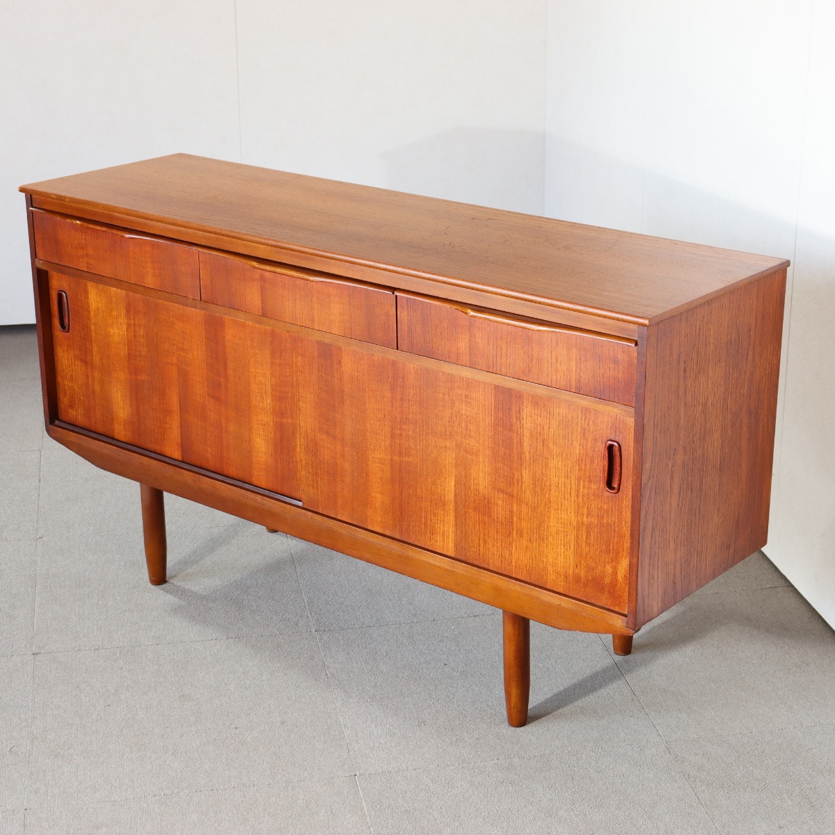 サイドボード。チーク材の木目がやさしく映える北欧ヴィンテージ。品のある空気感。