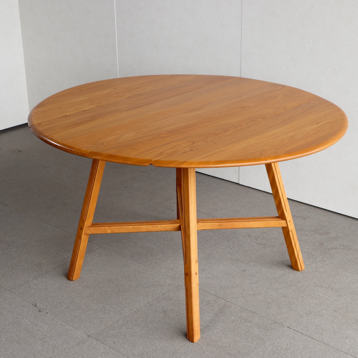 アーコールERCOLのダイニングテーブル