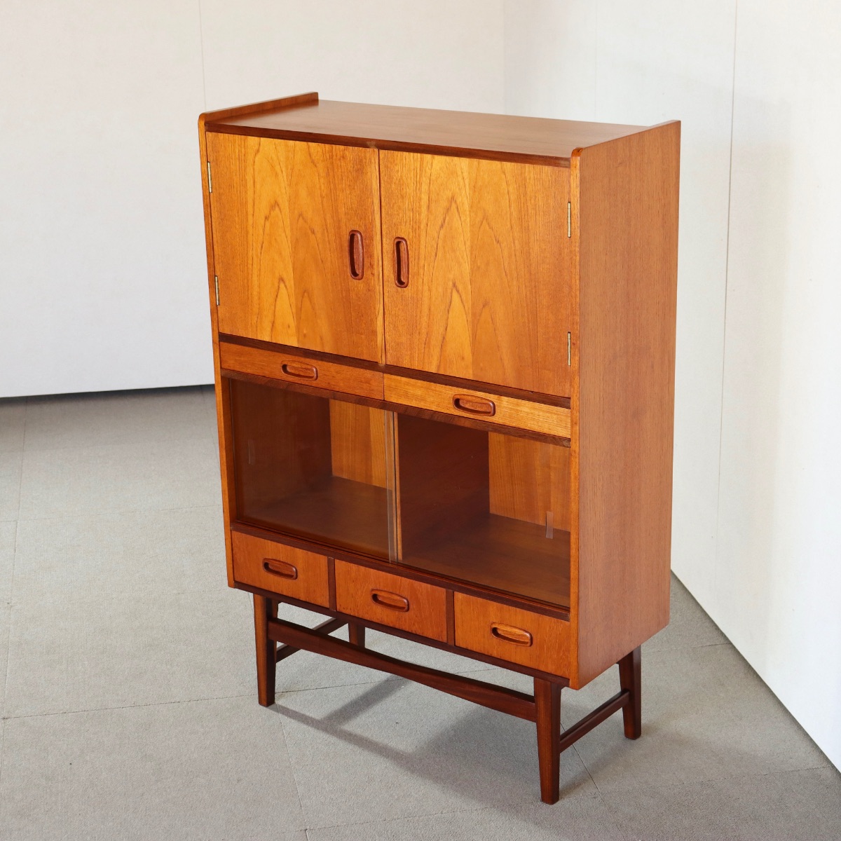 キャビネット。深い色味と艶が美しいチーク材北欧ヴィンテージ。落ち着いた印象。