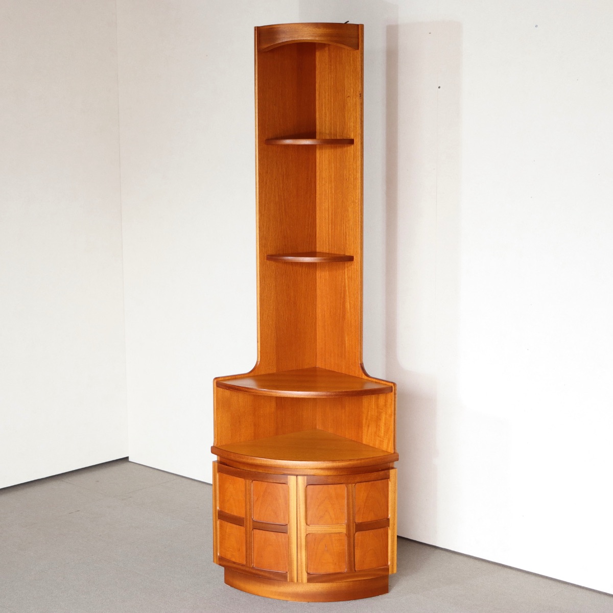 ネイサンNATHANキャビネット。チーク材の木目が美しいヴィンテージ家具。穏やかな艶をまとった上質な一台。