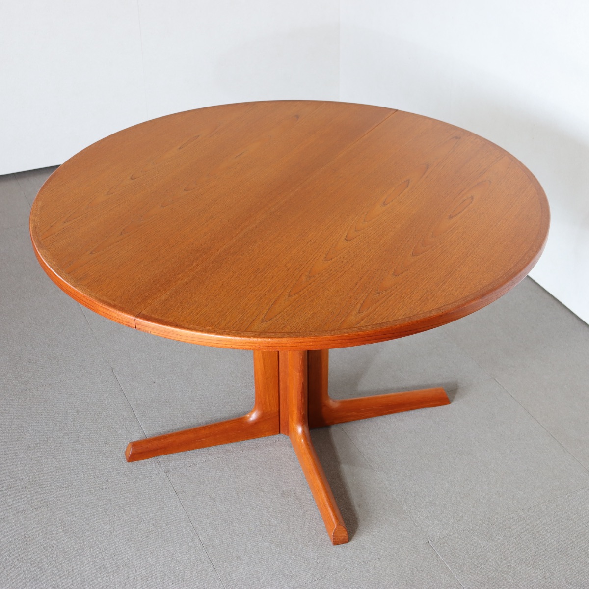 デンマーク製ラウンドダイニングテーブル。チーク材の自然な艶が映えるヴィンテージ。洗練された存在感。
