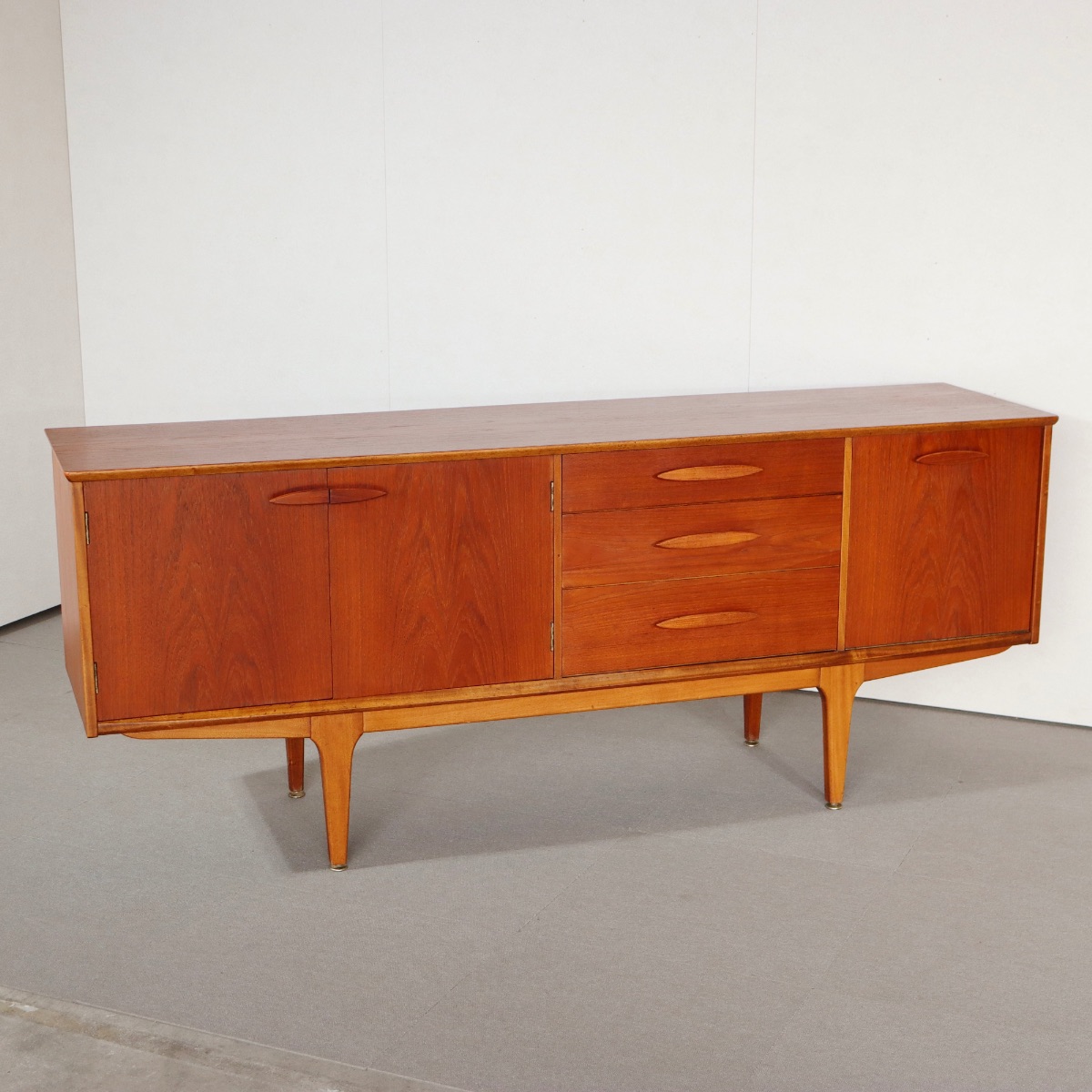 ジェンティークサイドボード。チーク材の深みある艶が印象的なヴィンテージ。価値を感じる仕上がり。