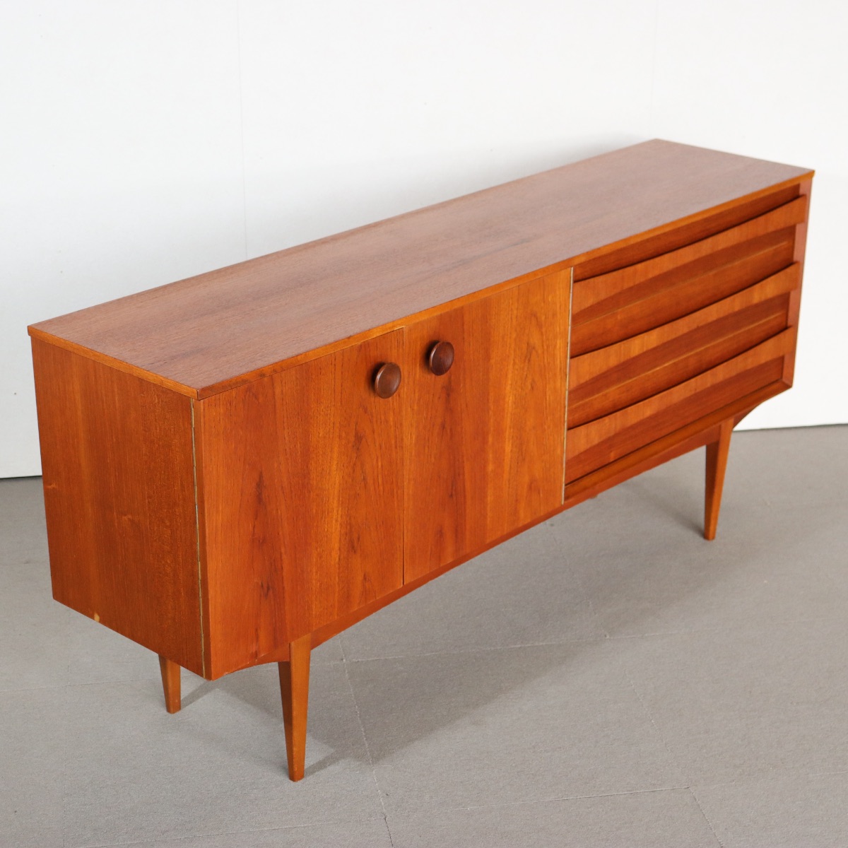 リーバス製サイドボード。チーク材の美しい木目が際立つヴィンテージ家具。空間の主役になる上質な一台。