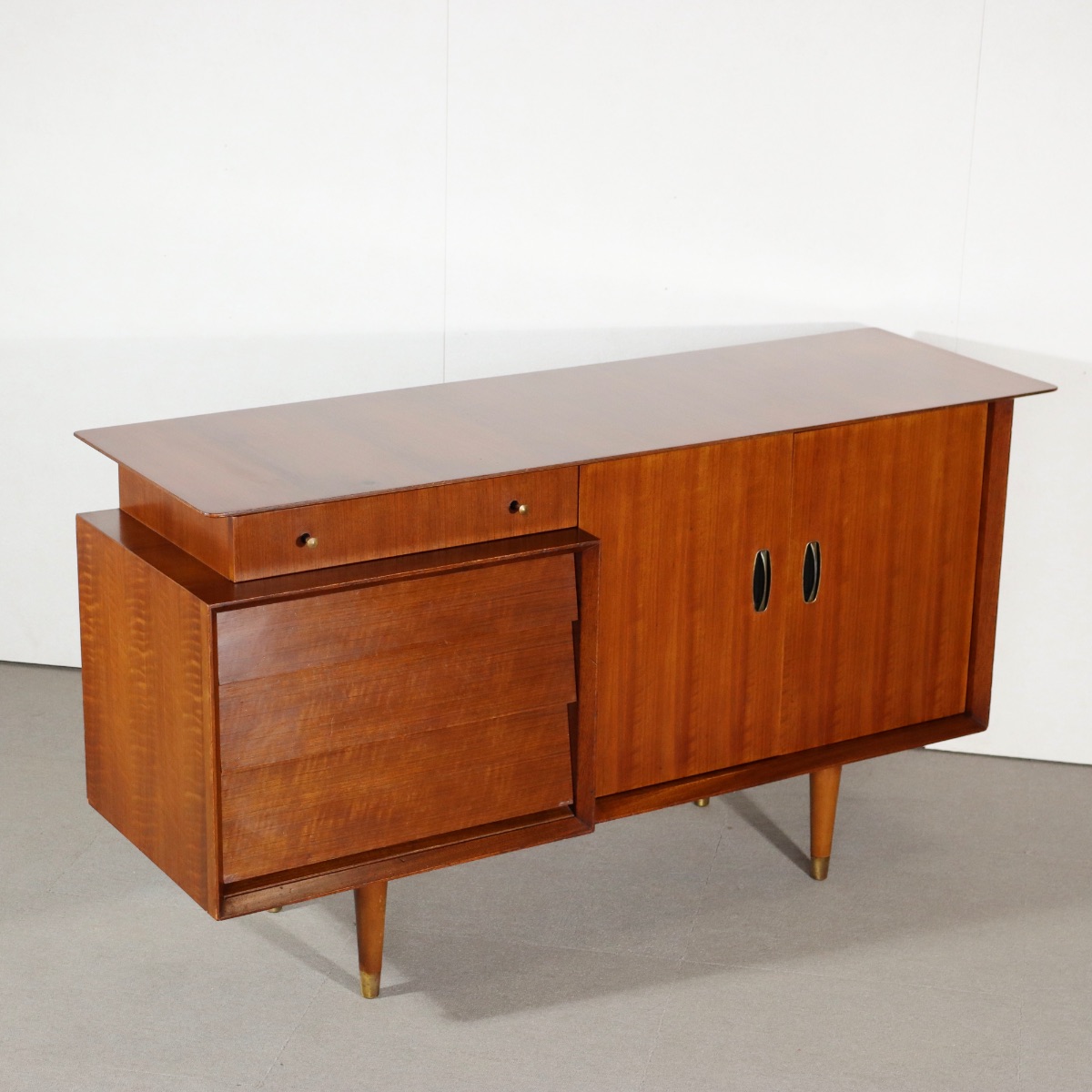 サイドボード。チーク材の木目が豊かなヴィンテージ。高級感漂う佇まい。